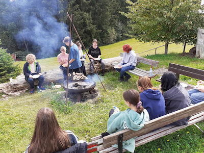 Mittagessen beim Lagerfeuer